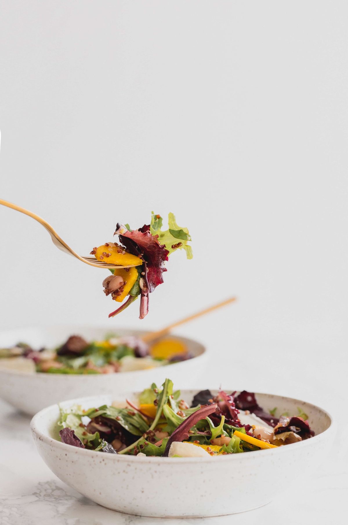 Prato de salada com garfo dourado